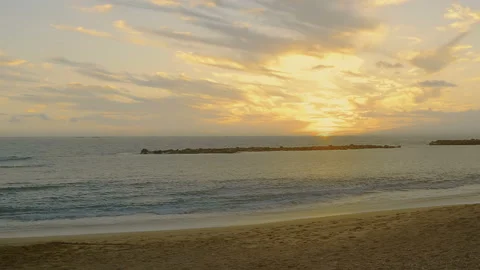 The last rays of sunshine on a deserted exotic tropical beach Vídeos de archivo 103432460