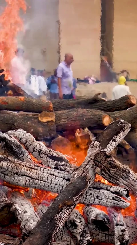 Last Rites Wood Burning Fire Ceremony at Manikarnika Ghat (Varanasi Dusk). Video stock 321610004