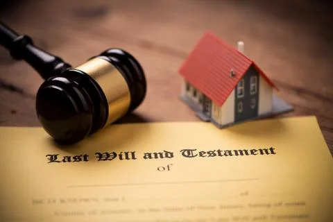 Last will and testament form with gavel. Decision, financial Foto stock