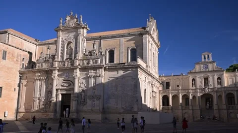 Late Afternoon Crowd Outside Lecce Cathedral, Piazza del Duomo Video stock 346018844