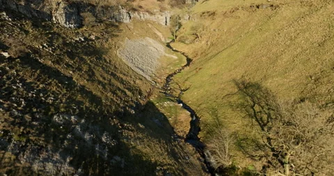 Late afternoon flight over a river in a hillside Video stock 330595453