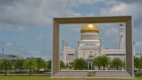 The late afternoon sun sets over Bandar Seri Begawan, Brunei, and strikes the fa Vídeos de archivo 250845679