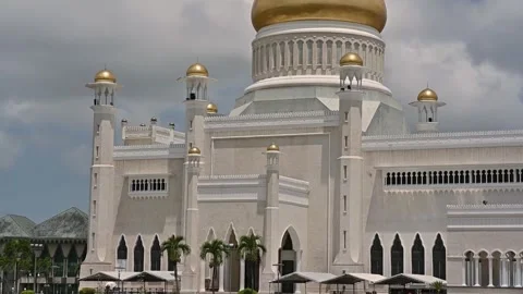 The late afternoon sun sets over Bandar Seri Begawan, Brunei, and strikes the Vídeos de archivo 325615989