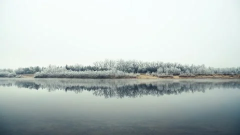 Late autumn landscape on the river. 库存影片 166411816