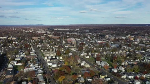 Late autumn rooftops spreading across Hackensack New Jersey Vidéo 98319040