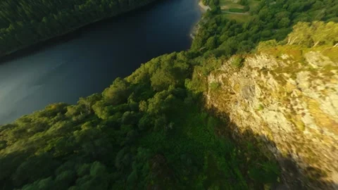 Late Day FPV Glide Along Forested Glendalough Lakeshore, Wicklow 스톡 동영상 344912104