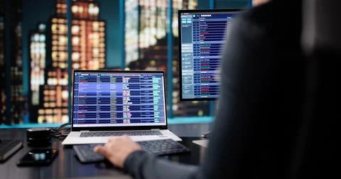 Late Night Invoice Coding: Female Analyst In Medical Office Finance Foto stock