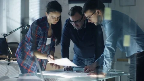 Late at Night Team of Design Engineers Collectively Work on the Project. 스톡 동영상 72289597
