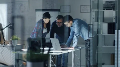 Late at Night Team of Design Engineers Work on a Project at the Big Conference  스톡 동영상 72289620
