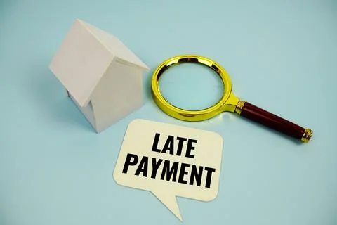 Late Payment text message on sticky note with magnifying glass and house mo.. Foto stock