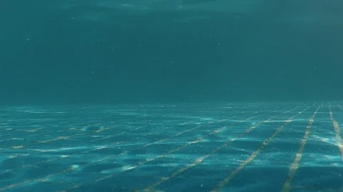 Late shimmers on the bottom of the pool Stockbeeldmateriaal 89949888