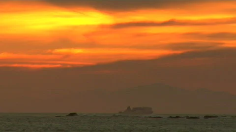 Late sunset looking at mountains with Ferry going by Vidéo 115235