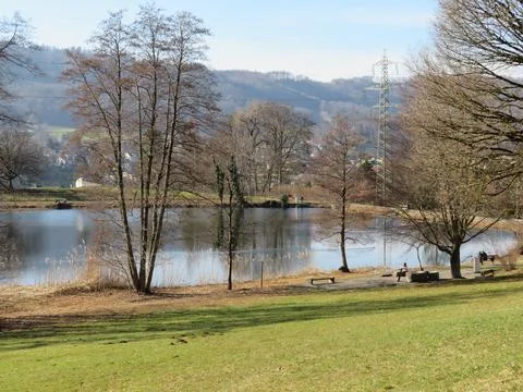 Late winter and early spring on the Bergweiher pond and on the Horgenberg hill Foto stock
