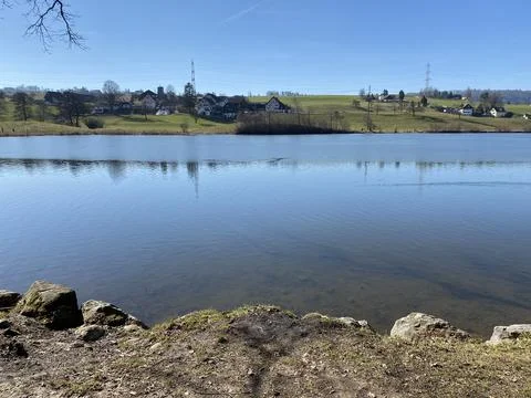 Late winter and early spring on the Bergweiher pond and on the Horgenberg hill Stockfoto's