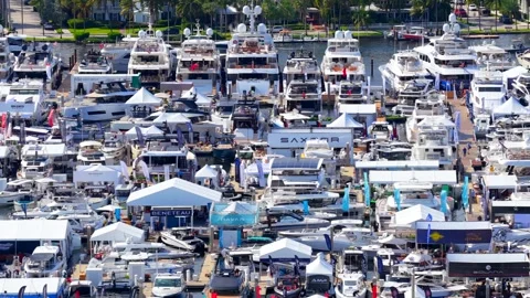 Lateral aerial close up video of the Fort Lauderdale international boat sho.. Vídeos de archivo 320122550
