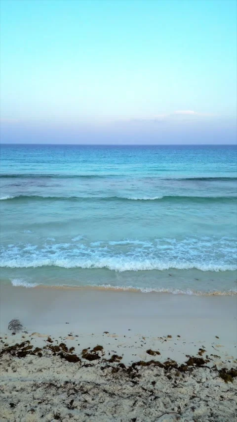 Lateral aerial flight along a white sand beach with turquoise water Stock-Footage 342089611