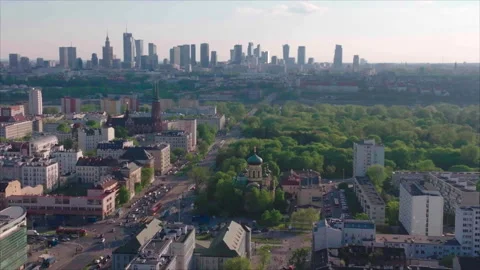 Lateral drone with cathedral foreground, forest middle, skyscrapers background, 스톡 동영상 339173352