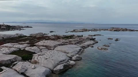 Lateral Drone Flight Over Coastal Rocks at Low Altitude 库存影片 333235517