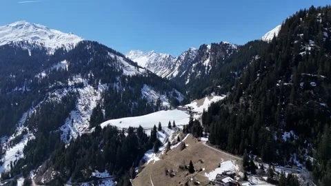 Lateral Drone Flight Revealing Expanding Mountain Views in Val Ridanna, Vídeo Stock 336859615