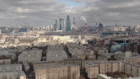 Lateral drone motion over dense housing and skyline Vidéo 324677063