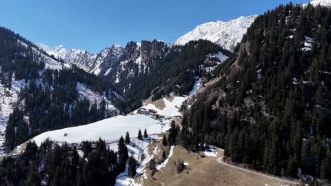 Lateral Drone Movement Across Snowy Peaks and Green Forests in South Tyr Vídeo Stock 336887320