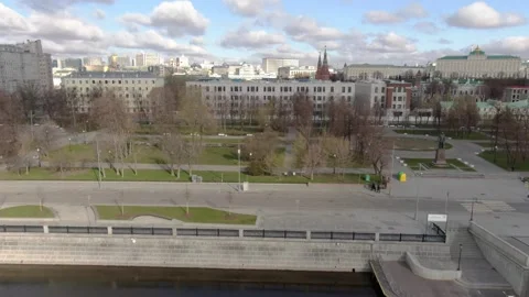 Lateral drone shot over riverside and city park 库存影片 323114933