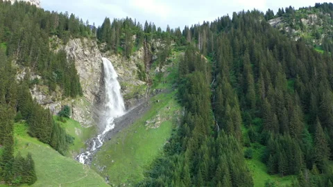 Lateral Drone Tracking Shot of Stäubifall Waterfall With Parallax Vídeo Stock 339800536