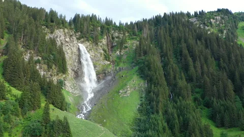 Lateral Drone Tracking Shot of Stäubifall Waterfall With Parallax 스톡 동영상 339800559