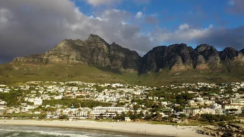 Lateral Flying Over Cape Town's Camps Bay Beach with Table Mountain in the Video stock 119899812