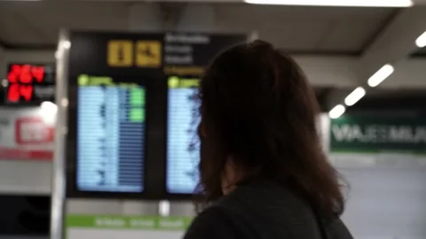 Lateral shot of a middle aged man wearing a mask due to covid 19 global pande Video stock 136393579