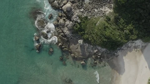 Lateral shot of remote beach Video stock 101689627