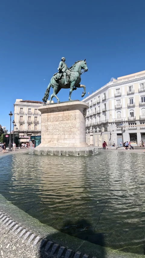 Lateral tracking shot of Charles III statue Stock-Footage 342492169