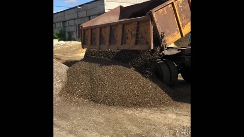 Lateral unloading of rubble from the trailer, through a slightly open side. Video stock 95061340