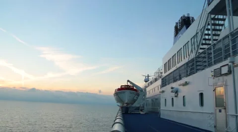 Lateral view of boat navigating Vidéo 42675608