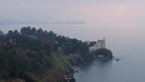 Lateral Winter Reveal: Castello Mare Hotel at the Edge of Mist-Covered Cliffs 库存影片 336740679