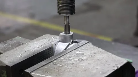 A lathe taps a thread into a metal thread 库存影片 340518194
