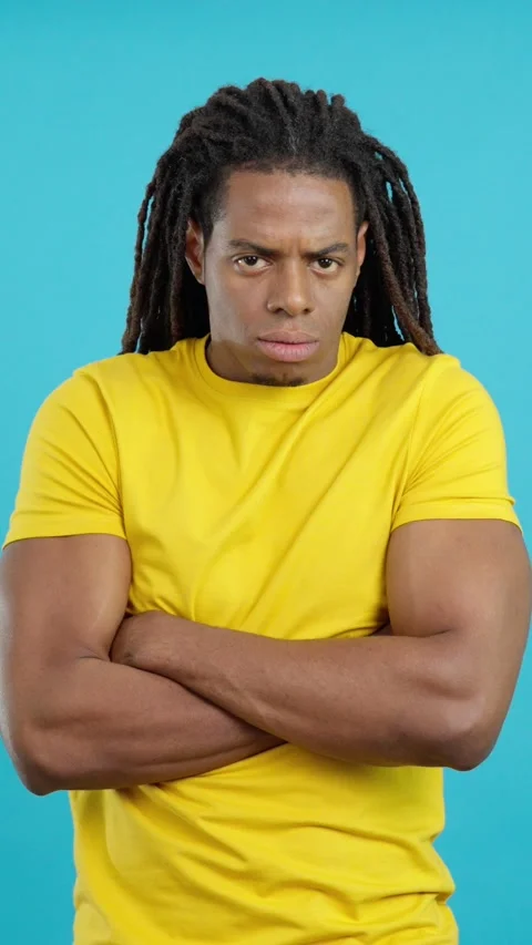 Latin man with dreadlocks crossing the arms with angry expression Vídeos de archivo 252484083