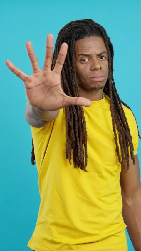 Latin man with dreadlocks gesturing stop with hand Vídeos de archivo 252484145