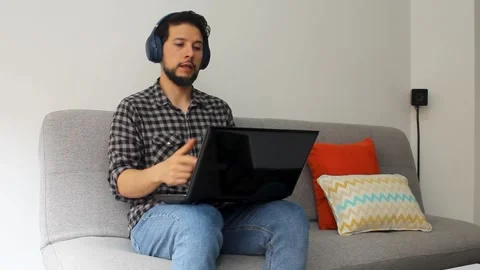 Latin man explaining something in a video meeting in a remotely work concept Vídeo Stock 340583470