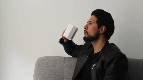 Latin man with a leather jacket drinking a a beverage Vídeo Stock 340583355