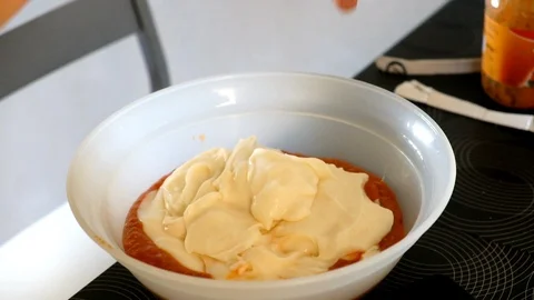 Latin young boy enjoys preparing italian lasagne dish with his mom at home Vidéo 104600200