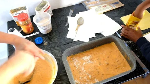 Latin young boy enjoys preparing italian lasagne dish with his mom at home. F 库存影片 104600253