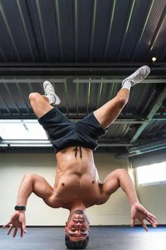 Latino man doing a breakdance pose with his shirt off Foto stock