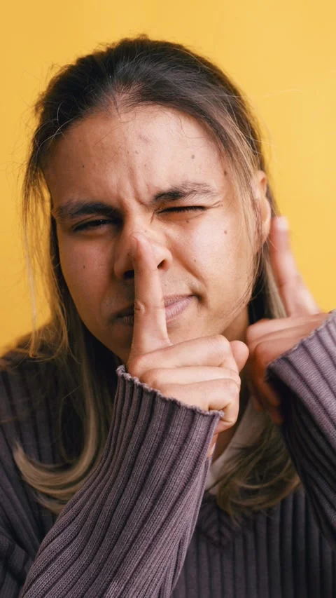 Latino man making shushing gesture for silence. Vertical 库存影片 333074393