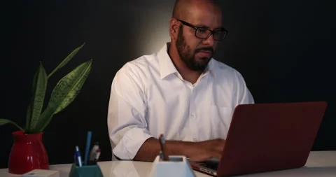 Latino working from home. Vídeo Stock 137808910