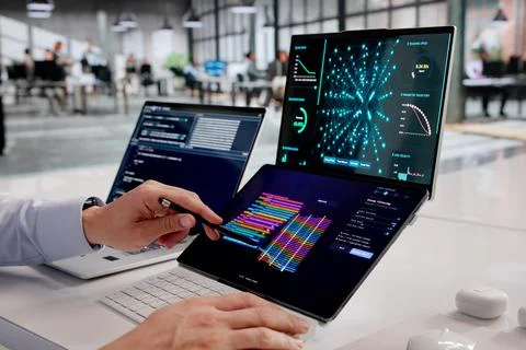 Latinx Engineer Focused On AI Model Development And Big Data Clustering For E 库存照片