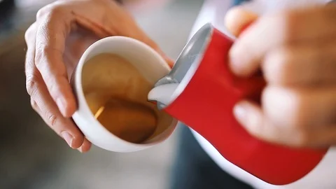 Latte art design by barista using milk and coffee close up. Stock Footage 101011712
