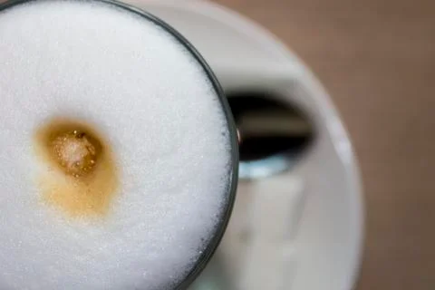 Latte cup top view, white foam Foto stock