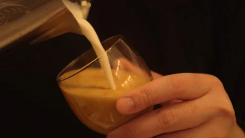Latte Pour Vídeo Stock 103231800