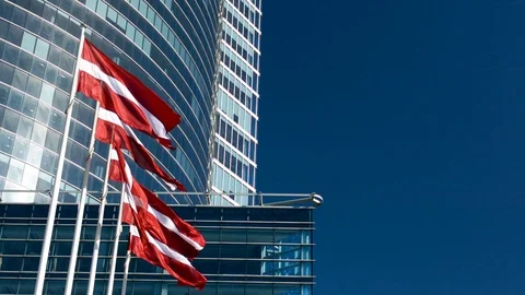 Latvian flag in front of an office skyscraper building on a sunny summer day 스톡 동영상 89542011
